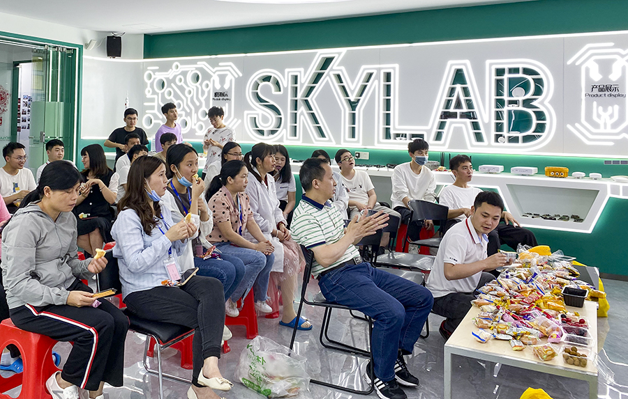 SKYLAB 2022年第一季度生日会_展厅划船，我们都是老船长